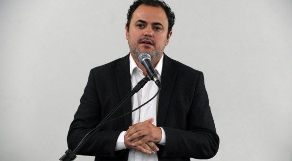 Deputado Glauber Braga do PSOL do Rio de Janeiro fala em microfone. Ele veste um terno com camisa branca por dentro