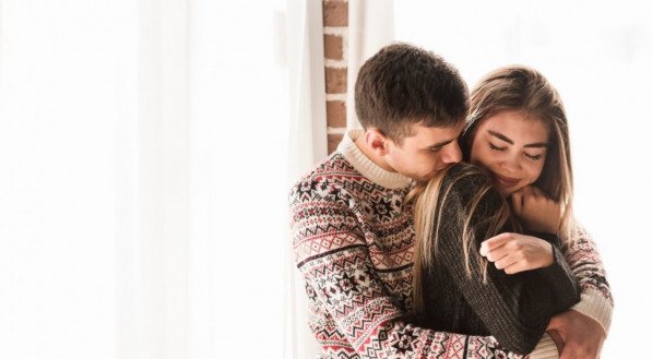 Casal apaixonado se tocando sinais amor abraçados