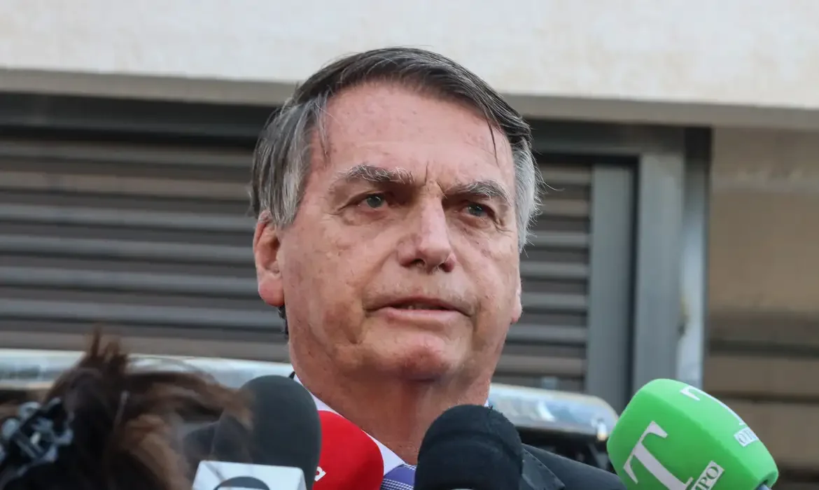 Bolsonaro fala com jornalistas