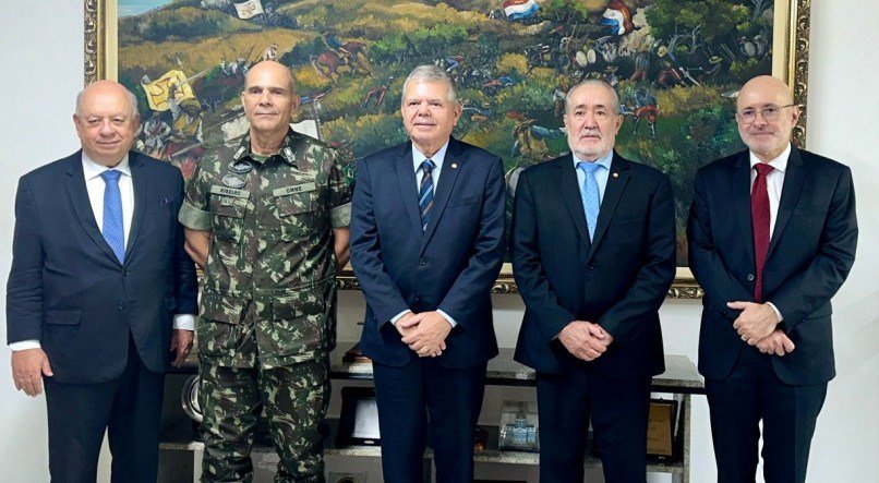 General Maurílio Ribeiro e os desembargadores Eduardo Sertório, Ricardo Paes Barreto, Fausto Campos e Francisco Bandeira de Melo, no Comando Militar do Nordeste