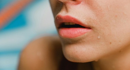 Mulher com lábios hidratados e saudáveis. 