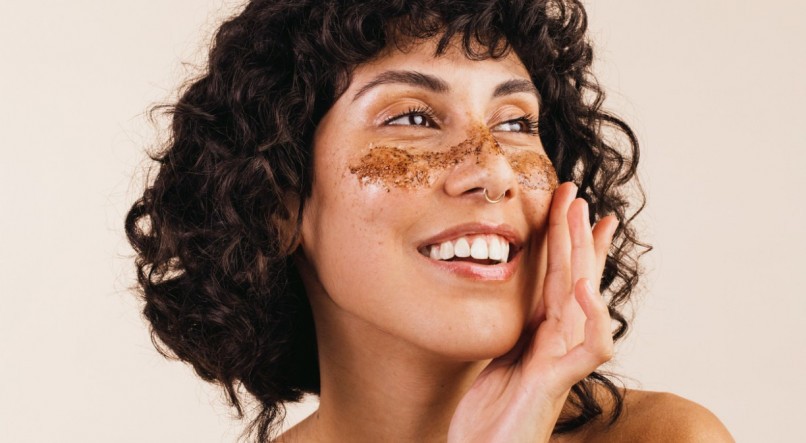 Imagem de mulher fazendo skin care com m&aacute;scara de caf&eacute; no rosto