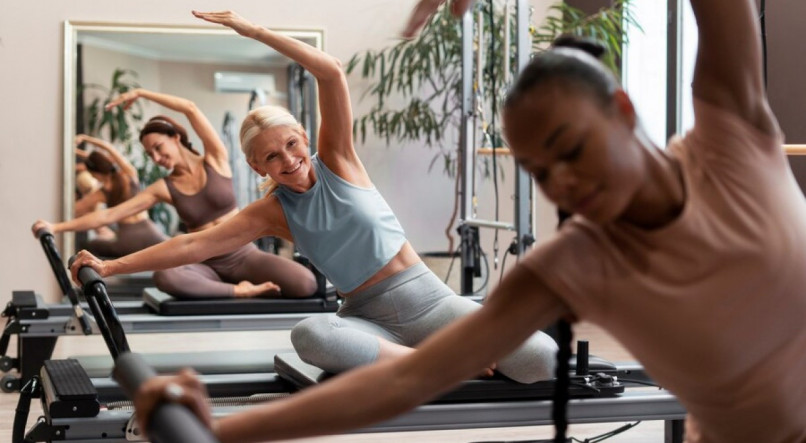 Pilates pode ser praticada em casa ou na academia de treino