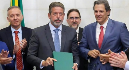 O ministro da Fazenda, Fernando Haddad, entrega ao presidente da Câmara dos Deputados, Arthur Lira, o texto que regulamenta parte da reforma tributária. 