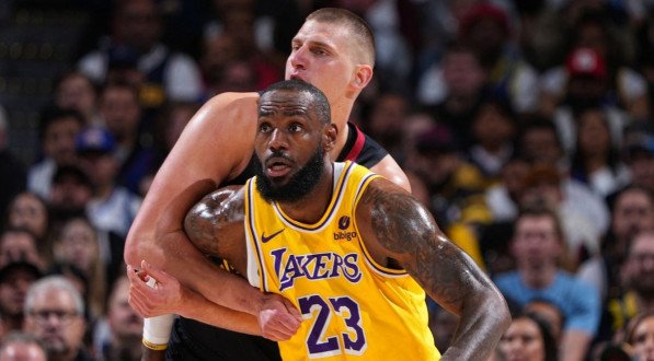 Imagem de Nikola Jokic, do Denver Nuggets, e LeBron James, do Los Angeles Lakers