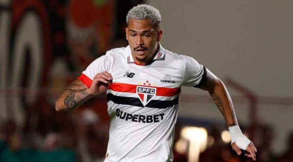 Imagem: Luciano, atacante do São Paulo, corre em direção à bola