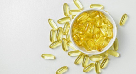 Imagem ilustrativa de pílulas de vitaminas