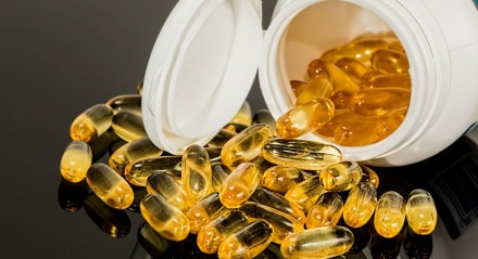 Imagem ilustrativa de pílulas de vitaminas