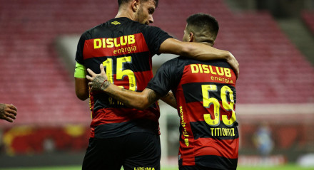 Rafael Thyere e Titi Oirtiz, jogadores do Sport, em destaque de costas na foto