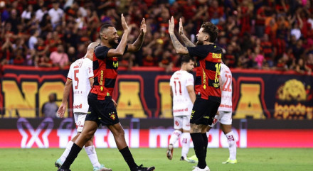 Gustavo Coutinho e Lucas Lima comemorando o segundo gol do Sport sobre o Vila Nova