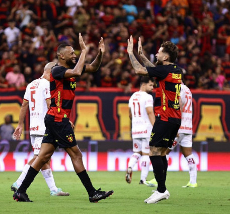 Gustavo Coutinho e Lucas Lima comemorando o segundo gol do Sport sobre o Vila Nova