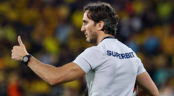 Imagem de Luis Zubeld&iacute;a, t&eacute;cnico do S&atilde;o Paulo, em campo