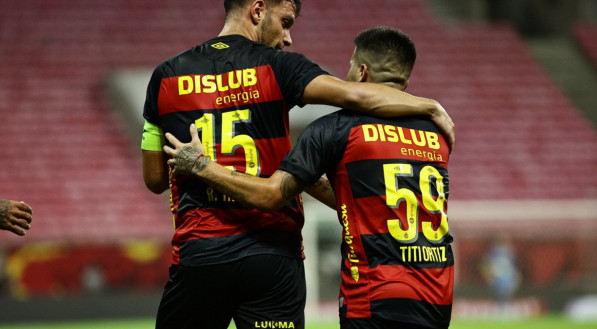 Rafael Thyere e Titi Oirtiz, jogadores do Sport, em destaque de costas na foto