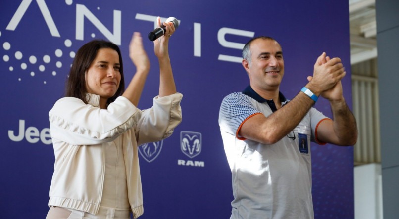 Raquel Lyra o presidente da "Stellantis", Emanuele Cappellano, comemorando novos investimentos na fábrica da empresa em Goiana