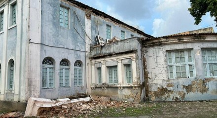 Tombado como Patrimônio Histórico de Pernambuco, prédio do Memorial de Medicina precisa de reforma. Parte da estrutura desabou e edifício foi interditado