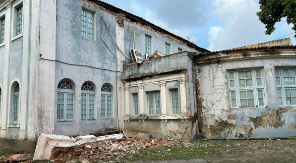 Tombado como Patrimônio Histórico de Pernambuco, prédio do Memorial de Medicina precisa de reforma. Parte da estrutura desabou e edifício foi interditado