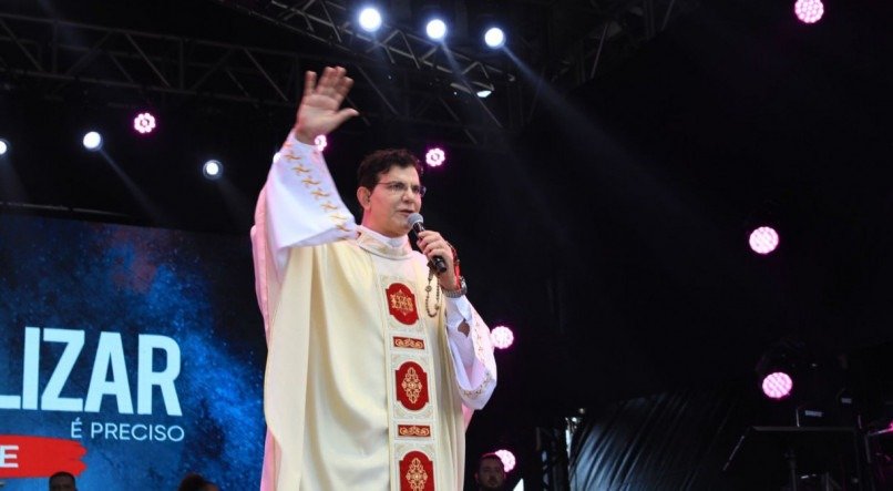 Padre Reginaldo Manzotti comanda o Ter&ccedil;o de Jesus das Santas Chagas