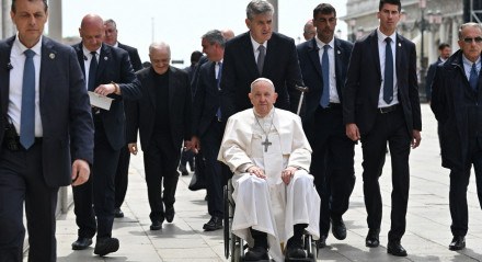 Papa Francisco sai cercado por seguranças ao final de sua visita, neste domingo (28), em Veneza