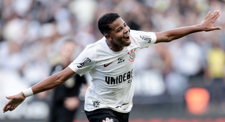 Wesley, atacante do Corinthians, comemorando um dos gols sobre o Fluminense