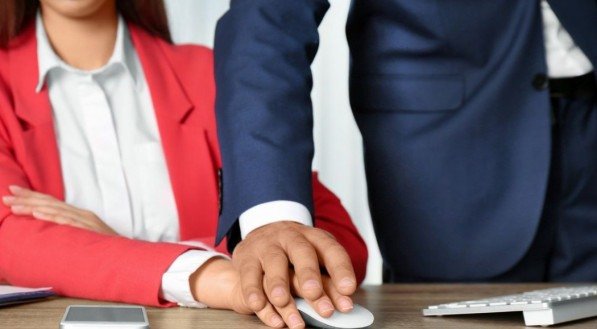 O que configura assédio sexual no trabalho? Confira