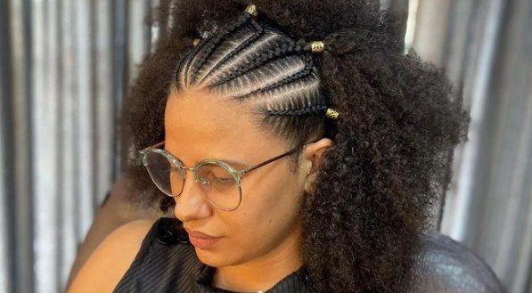 Penteado cabelo cacheado curto: tiara nagô