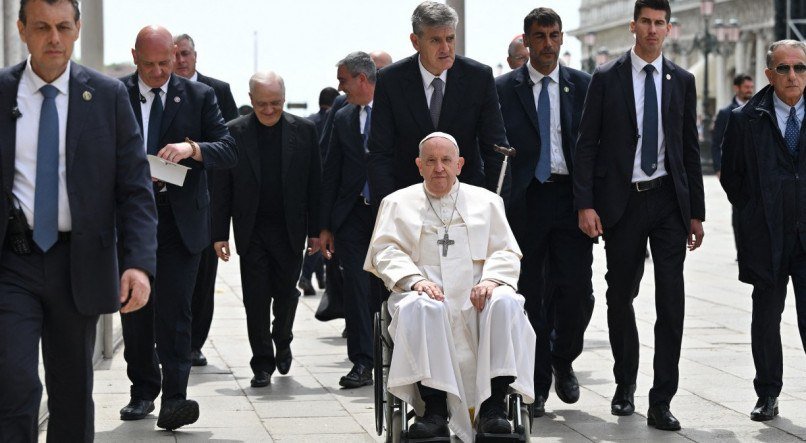 Papa Francisco sai cercado por seguranças ao final de sua visita, neste domingo (28), em Veneza