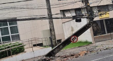 A 140 km/h, motorista destrói poste de iluminação pública e morre em violenta colisão em Boa Viagem, Zona Sul do Recife
