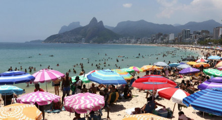Imagem ilustra praia do Rio de Janeiro, que deve lotar no feriado do Dia do Trabalhador
