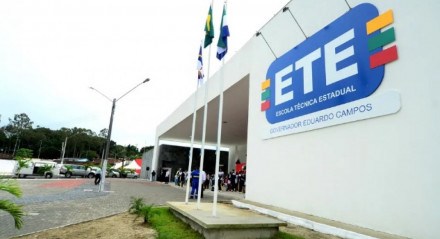 A Secretaria de Educação e Esportes informou que uma equipe de engenharia estará na ETE Euardo Campos para avaliar a situação da unidade