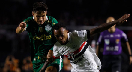 Imagem: disputa por espaço entre jogadores de São Paulo e Palmeiras