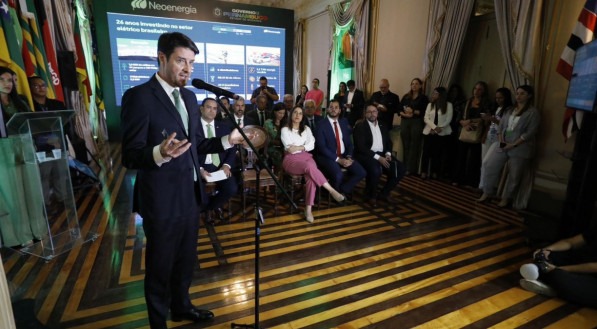 O CEO da Neoenergia, Eduardo Capelastegui, anunciou o investimento recorde de R$ 5,1 bilhões em Pernambuco, em evento no Palácio do Campo das Princesas