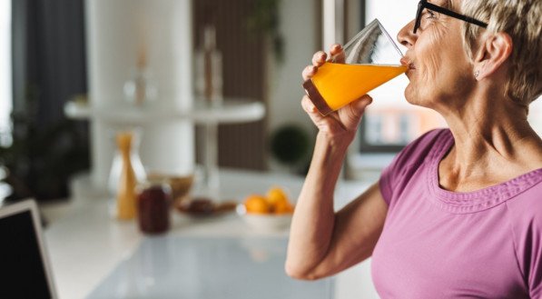 Imagem ilustrativa: mulher tomando suco. 