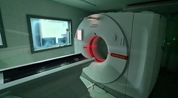 Equipamento de tomografia computadorizada, adquirido em 2022, começa a ser usado no IML do Recife