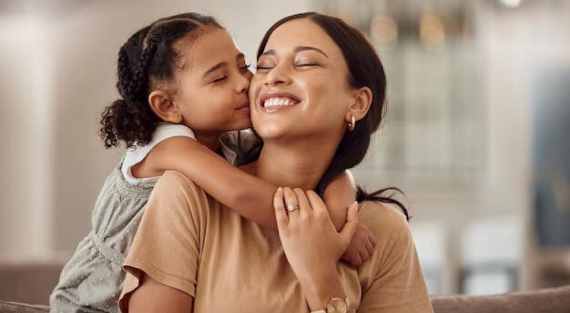 Imagem ilustra mãe recebendo carinho de filha; o Dia das Mães 2024 é celebrado no domingo, 12 de maio