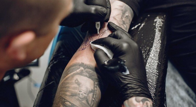 Homem fazendo tatuagem