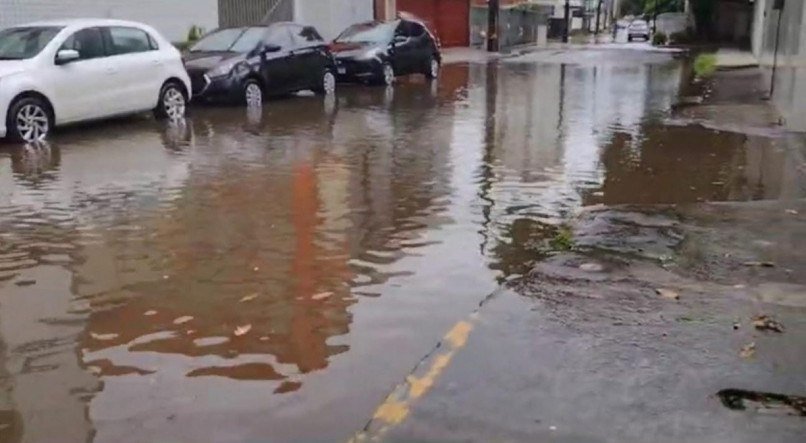 "A Rua José Nunes da Cunha, em Candeias, há décadas enfrenta o descaso da Prefeitura de Jaboatão dos Guararapes", Marcelo dos Santos Pereira
