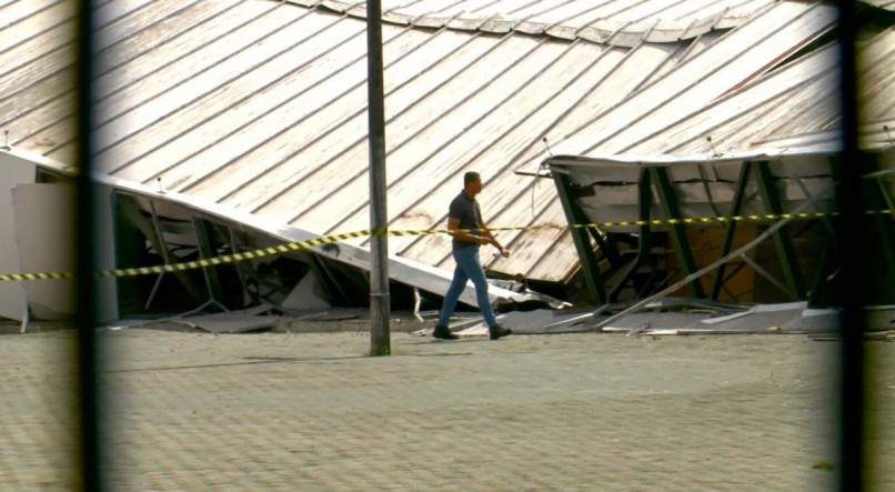 Imagens do teto da Escola Técnica Estadual (ETE) Governador Eduardo Campos, que desabou