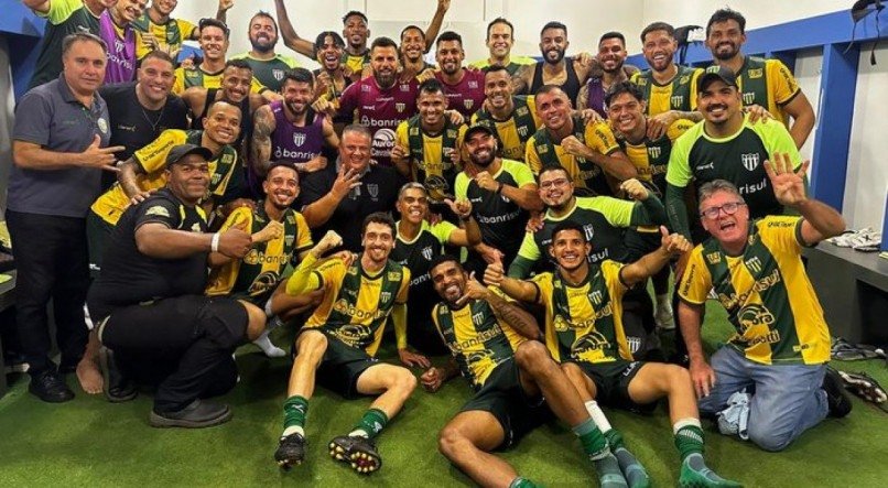 Elenco do Ypiranga-RS celebra vitória no Paraná