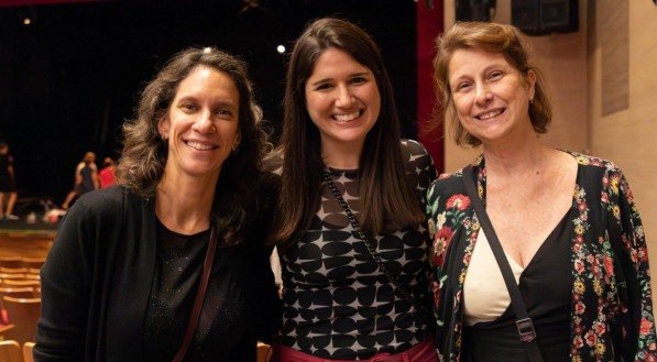A secretária Cacau de Paula, ladeada por Karina e Dani Hoover, produtoras do Festival de Circo do Brasil, no espetáculo franco-brasileiro "23 Fragmentos Desses Últimos Dias" no Teatro do RioMar