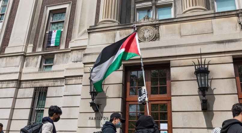 Centenas de pessoas ocuparam a universidade em protesto contra a guerra