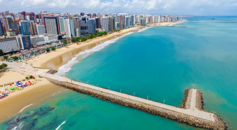 Imagem a&eacute;rea ilustrativa da costa litor&acirc;nea de Fortaleza; feriado deve lotar praias do Cear&aacute; na quinta (23)