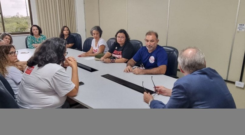  A greve dos técnico-administrativos e docentes será pautada na próxima reunião do Conselho Universitário (CONSU), no dia 2 de maio