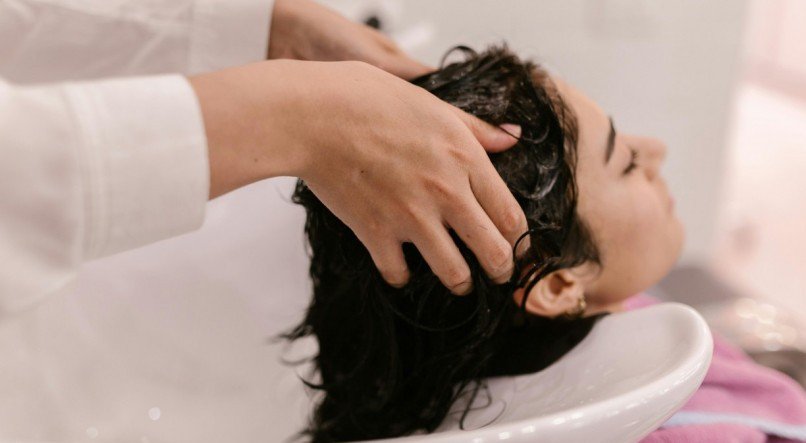 Mulher lavando o cabelo em um salão de beleza. 