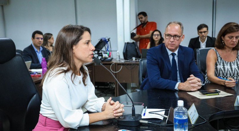 Raquel Lyra e o secretário de Defesa Social, Alessandro Carvalho, em reunião do Juntos Pela Segurança