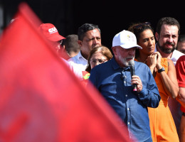 Lula participa da festa de 1° de Maio Unificado, organizado por centrais sindicais, nesta quarta feira, no estacionamento da Neo Química Arena, na Zona Leste de São Paulo