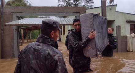 Agentes do Exército distribuindo mantimentos no Rio Grande do Sul