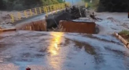 Prefeita de Santa Tereza, Gisele Caumo (PP), gravava vídeo alertando sobre os impactos da chuva quando a ponte foi arrastada pelo forte fluxo de água