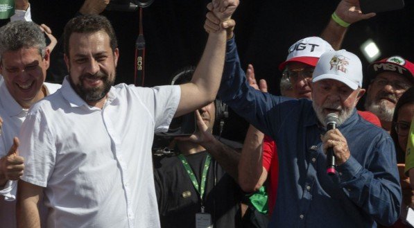 O ato de 1º de Maio, organizado pelas centrais sindicais em São Paulo, contou com um pedido explícito de votos do presidente Lula