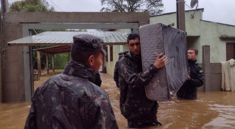 O n&uacute;mero de mortes confirmadas decorrentes das fortes chuvas que atingem o Rio Grande do Sul desde a semana passada subiu para 83