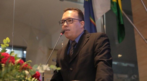 O jornalista Aroldo Costa discursando na tribuna da Câmara do Recife